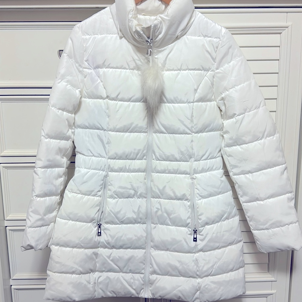 Women’s faux fur coat with detachable hoodie & pockets.